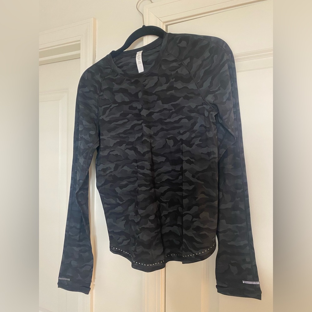 Lululemon long sleeve black camo top size 4 Like New